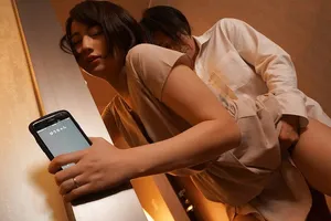 Cô vợ đi họp lớp rồi nắc với nyc mặc cho chồng yêu ở nhà chờ